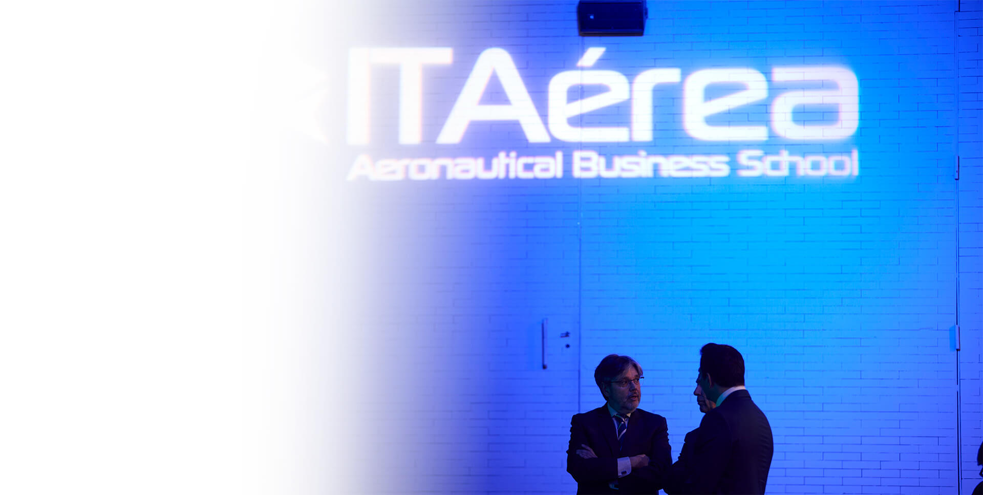 <span class='negritaslide'>Máster Oficial en Gestión y Dirección<br />Aeronáutica y Aeroportuaria<br />MGDA MADRID</span>