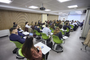 Dña. María José Cuenda, Directora General Comercial e Inmobiliaria de Aena, imparte conferencia extraordinaria en ITAérea Madrid CUEC0804 300x200 - Dña. María José Cuenda, Directora General Comercial e Inmobiliaria de Aena, imparte conferencia extraordinaria en ITAérea Madrid