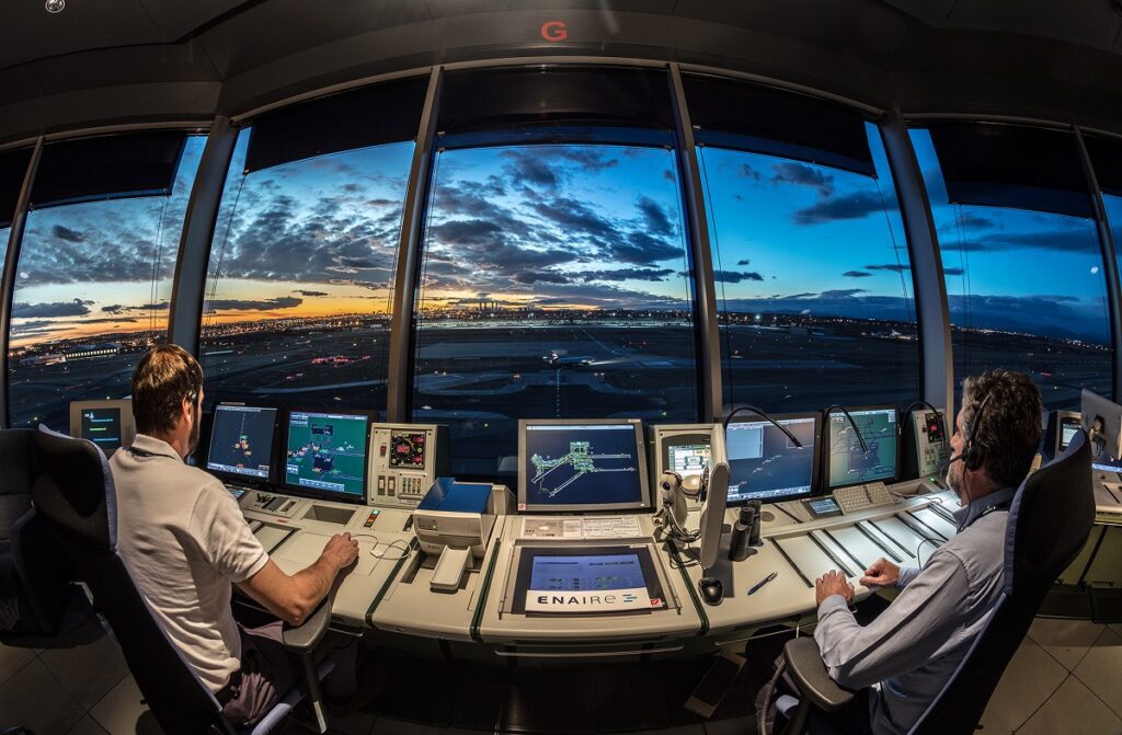 Controladores Torre de control 1024x671 - El concepto de Gestión del Tránsito Aéreo (ATM) y el Plan de Vuelo