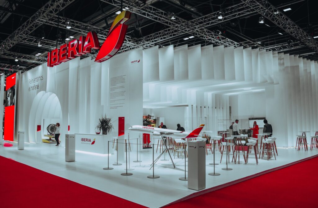 Stand iberia FITUR 1024x671 - ¿Qué es la sostenibilidad y qué implicaciones tiene en el sector de las aerolíneas?