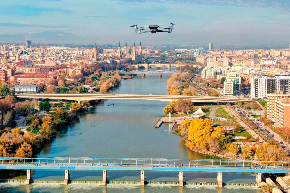 Dron vuela sobre el río Ebro, a su paso por la ciudad de Zaragoza